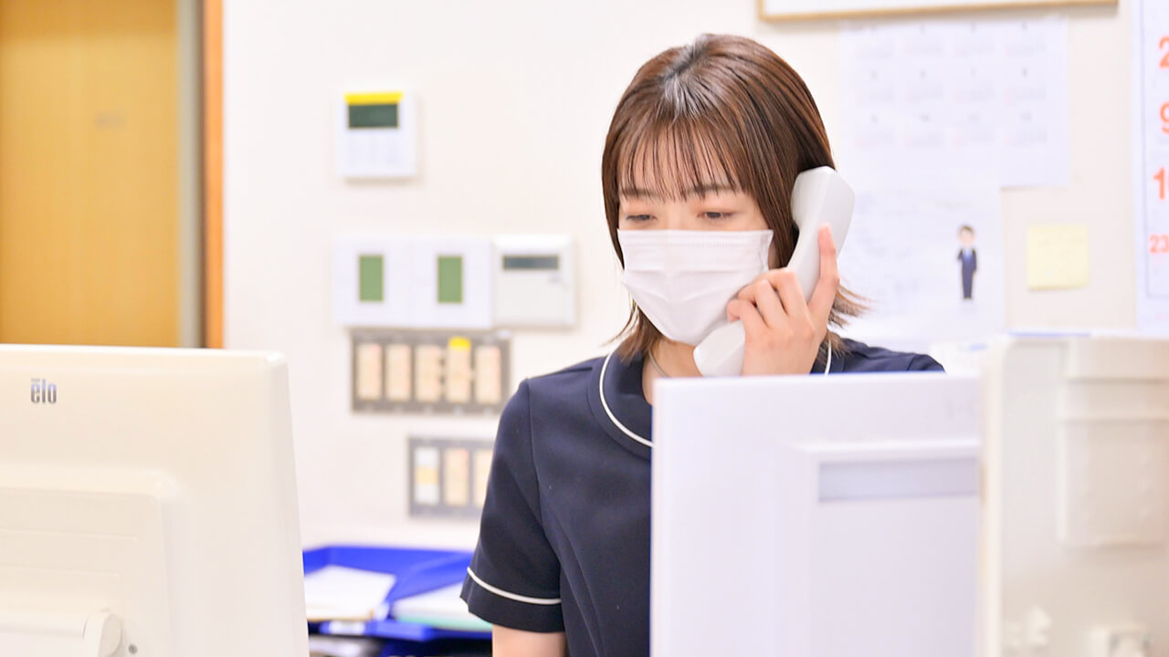 受付の女性の写真