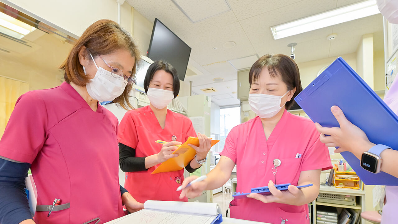 話をしているスタッフ達の写真