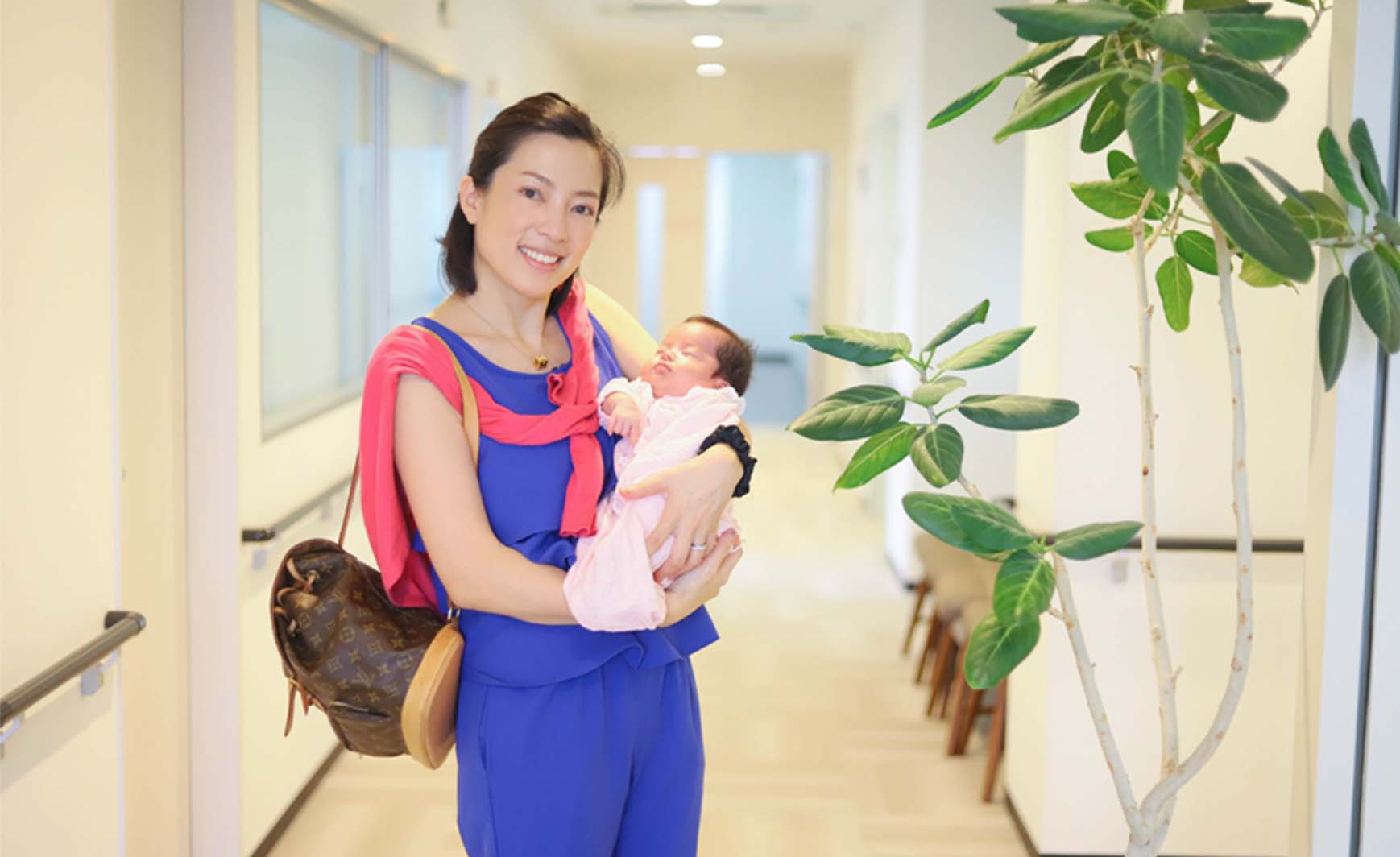 赤ちゃんを抱く女性