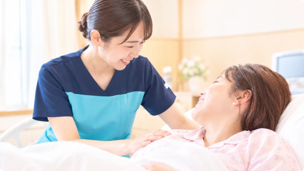 妊婦に寄り添う看護師