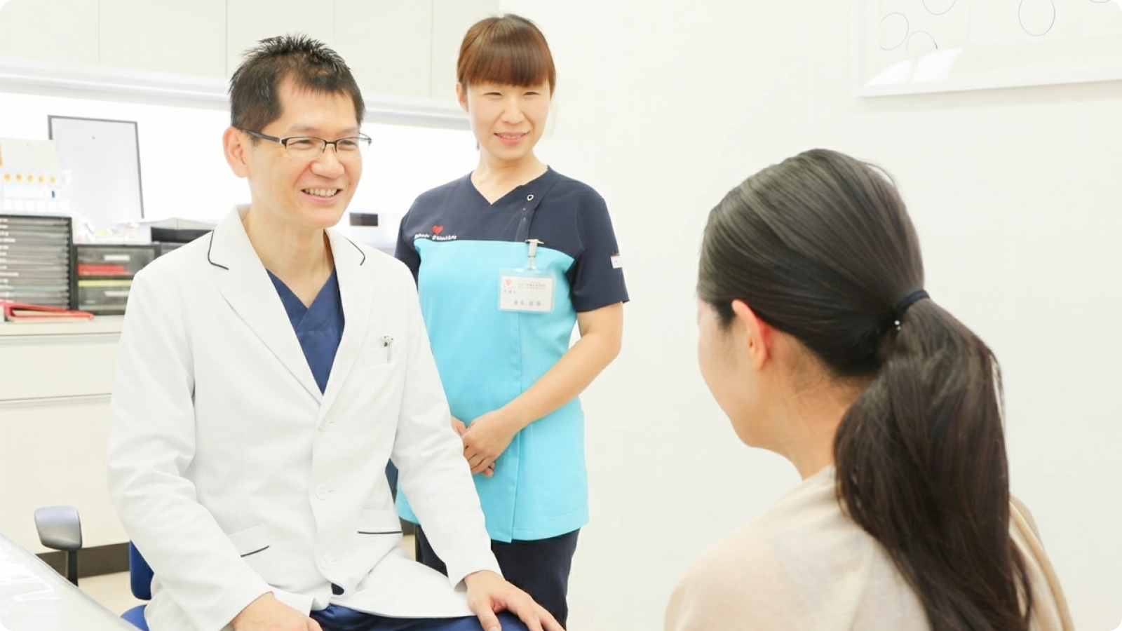 説明する医師