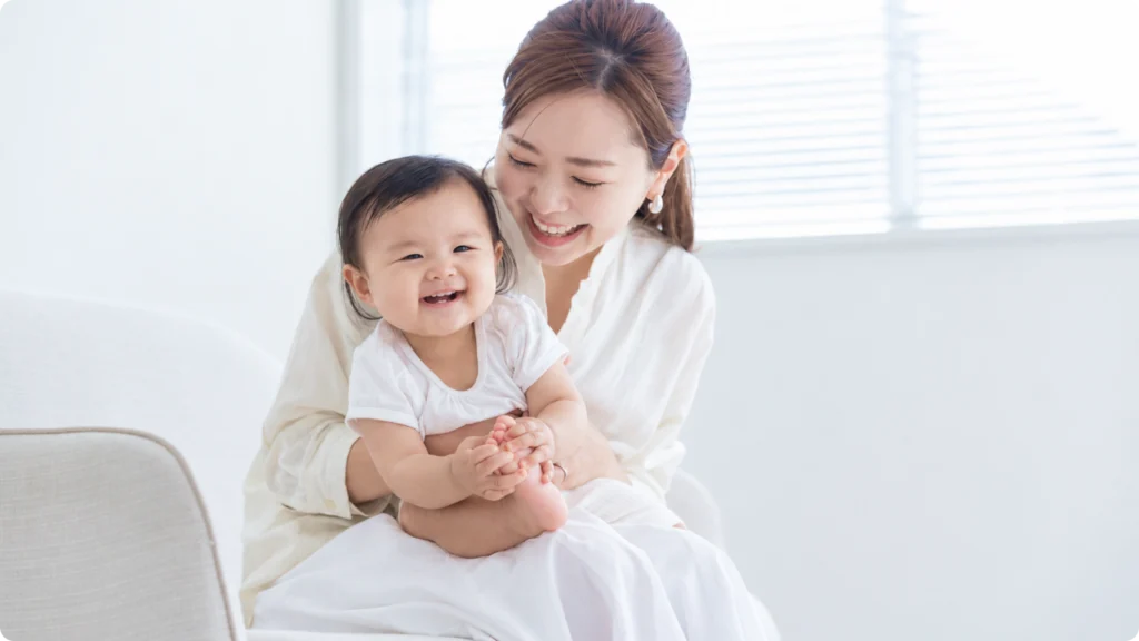 赤ちゃんを抱く母親