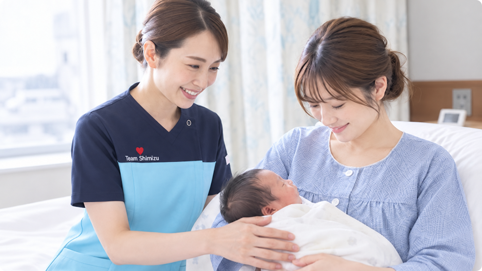 赤ちゃんを抱く母親、看護師
