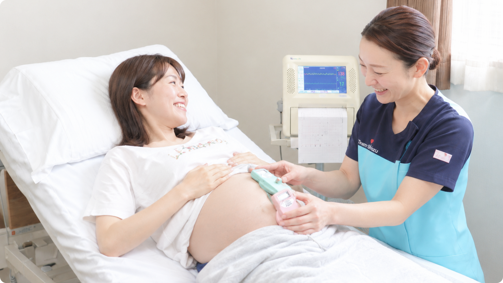 妊婦に寄り添う看護師