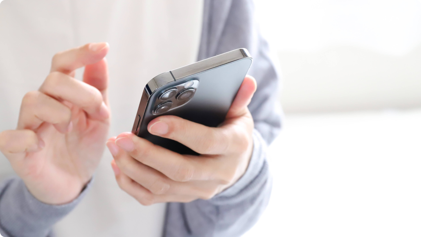 スマホを触る様子