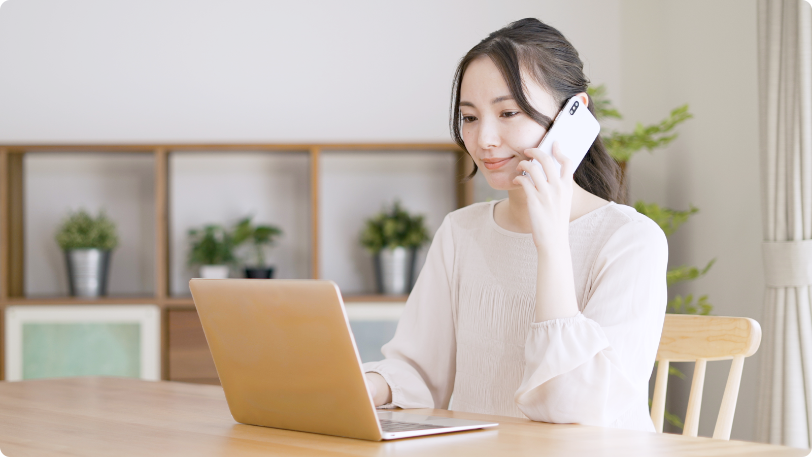 電話する女性