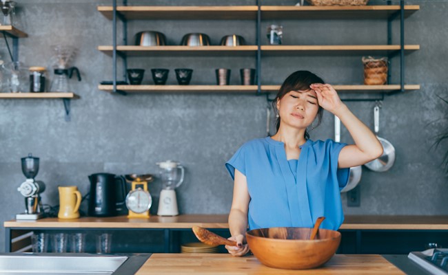 キッチンの更年期女性(トップ画像)