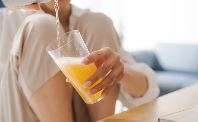 お酒を注ぐ女性のイメージ