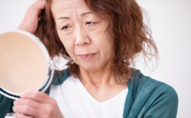 髪について悩む女性のイメージ