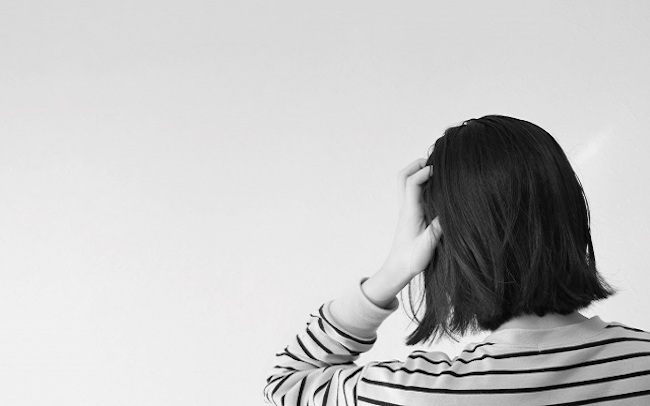 悩む女性のイメージ