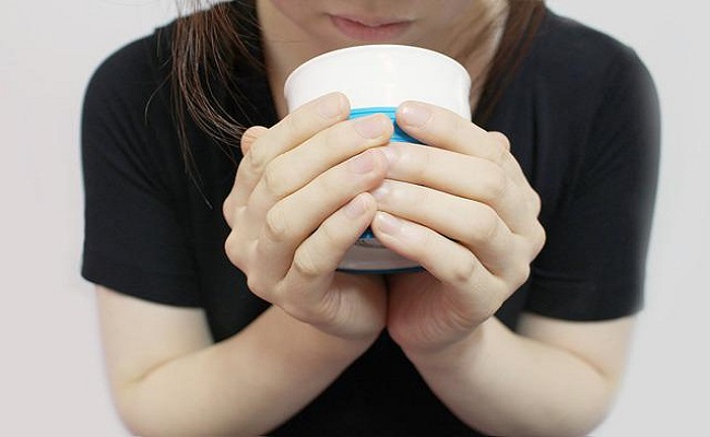 悩む女性のイメージ