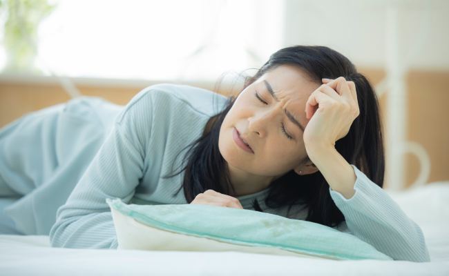 頭痛に悩まされる女性のイメージ