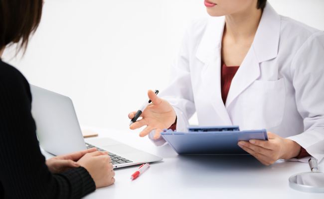 女医と問診しているイメージ