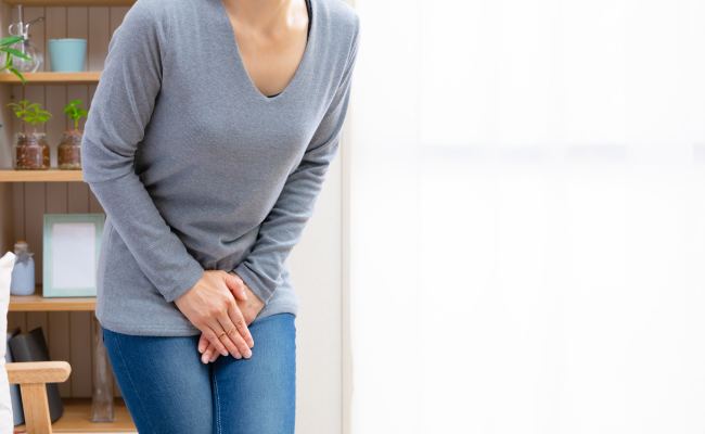 股間を抑える人のイメージ