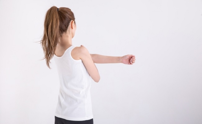 ストレッチをする女性のイメージ