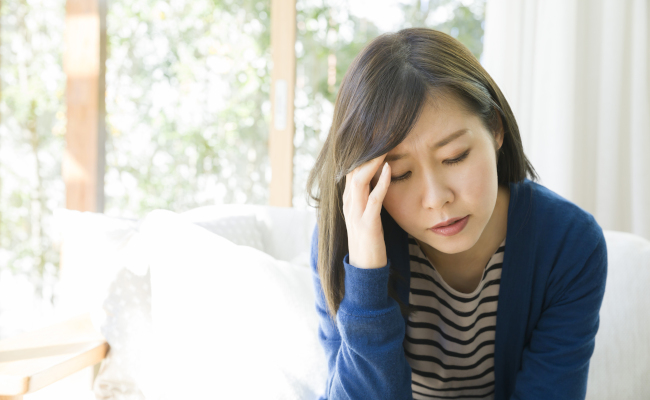 頭を抱える女性のイメージ