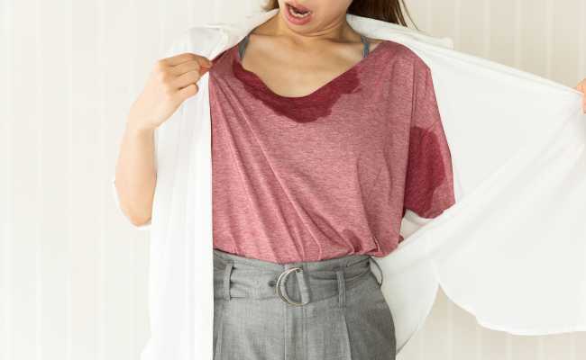 汗染みを気にする女性のイメージ