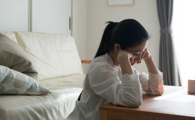 落ち込む女性のイメージ