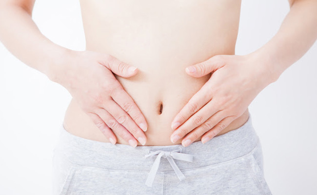 お腹に触れている写真