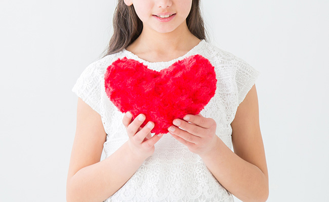 ハートを持った女性の写真